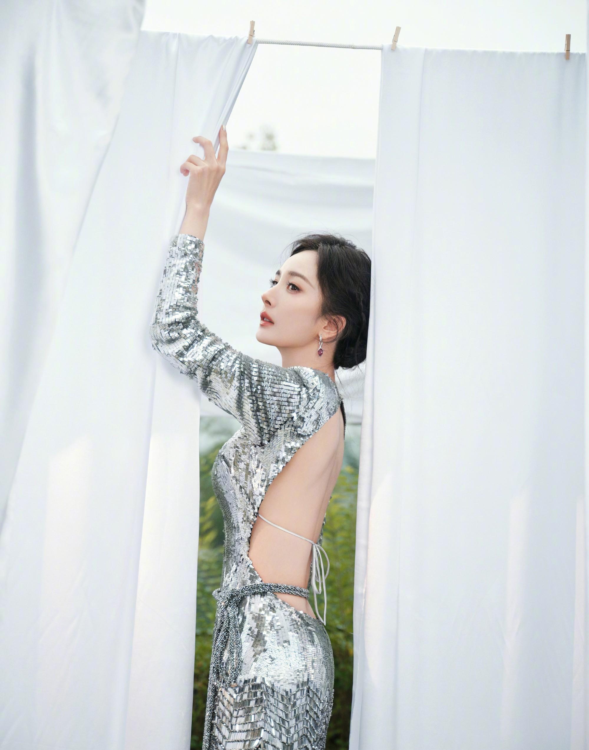 杨幂穿上银色飘逸长裙,立刻变身仙女!美丽达到新高度_气质_女神_裙子