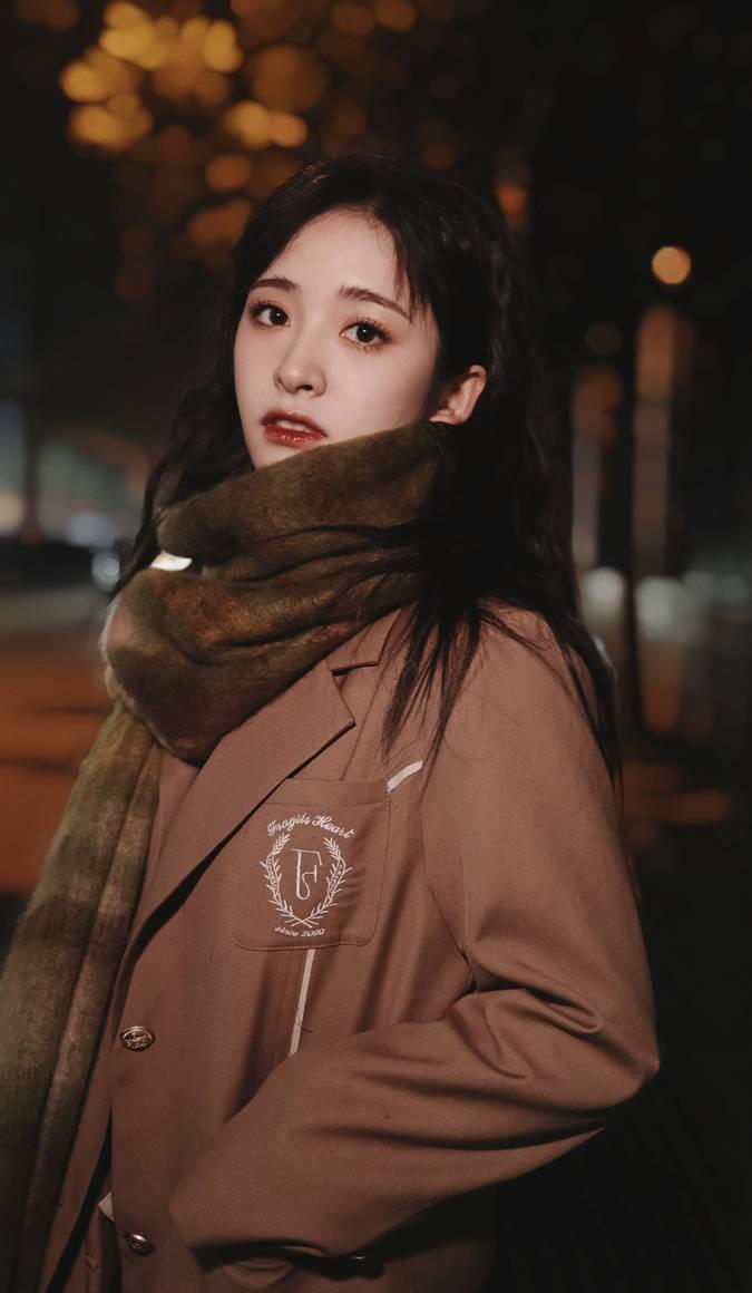 沈月穿学院风外套青春靓丽,路灯下拍照若神明少女_照片_笑容_生活