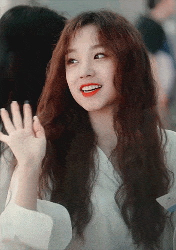 宋雨琦穿露背黑裙性感妩媚 小香肩迷人女人味十足_魅力_连衣裙_黑色