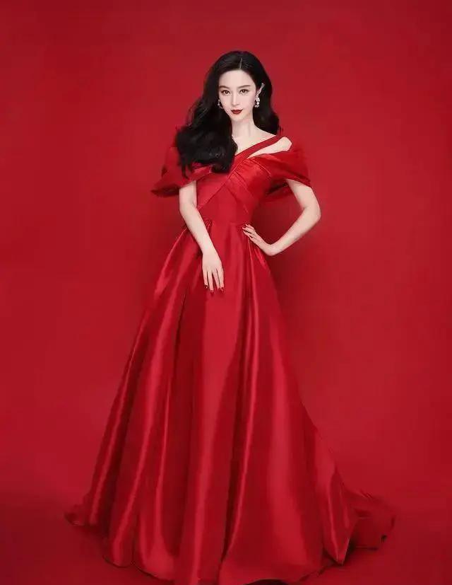 身穿红色长裙的她美艳动人,脸蛋白得皮肤闪闪发亮_风格_连衣裙_气质