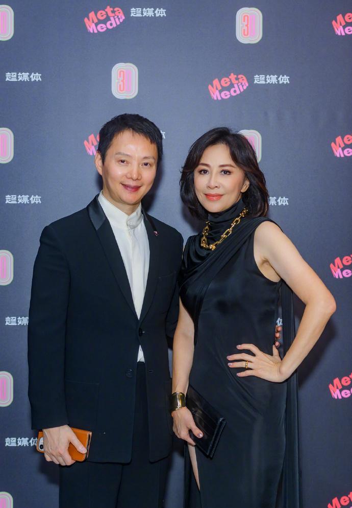 56岁刘嘉玲气场全开,黑色高开叉长裙搭超大金色链子,状态好到爆_活动