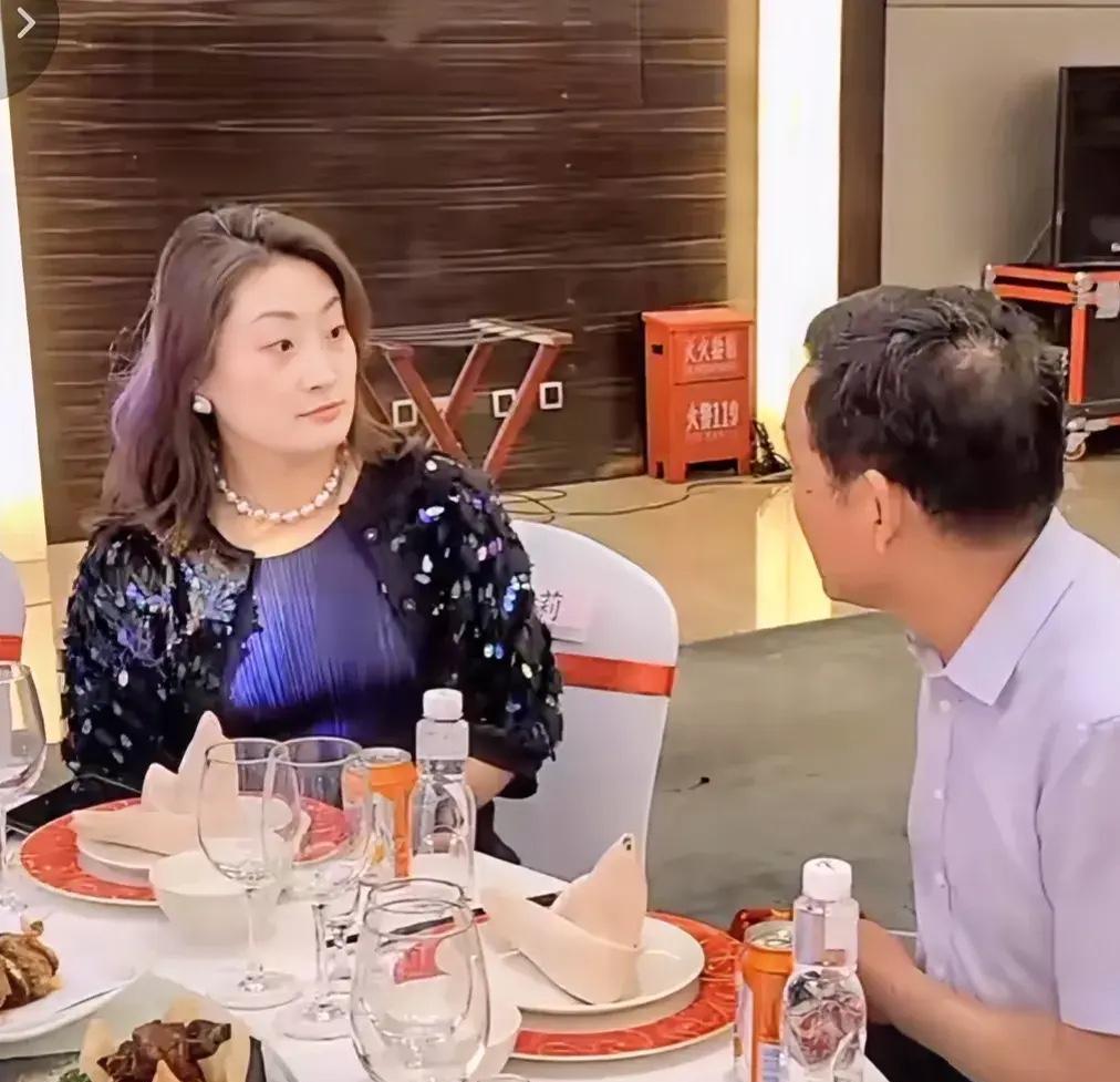 娃哈哈"公主"宗馥莉出席上海,香风造型浓浓高阶范,41岁也很美_香水