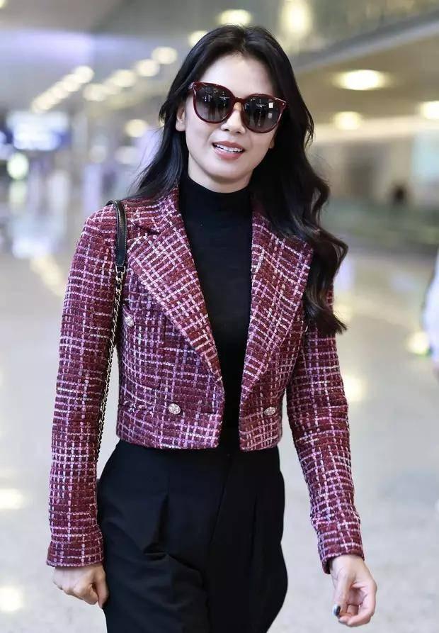 刘涛亮相上海机场,时尚搭配展现潇洒魅力,完美诠释时尚丽人范!