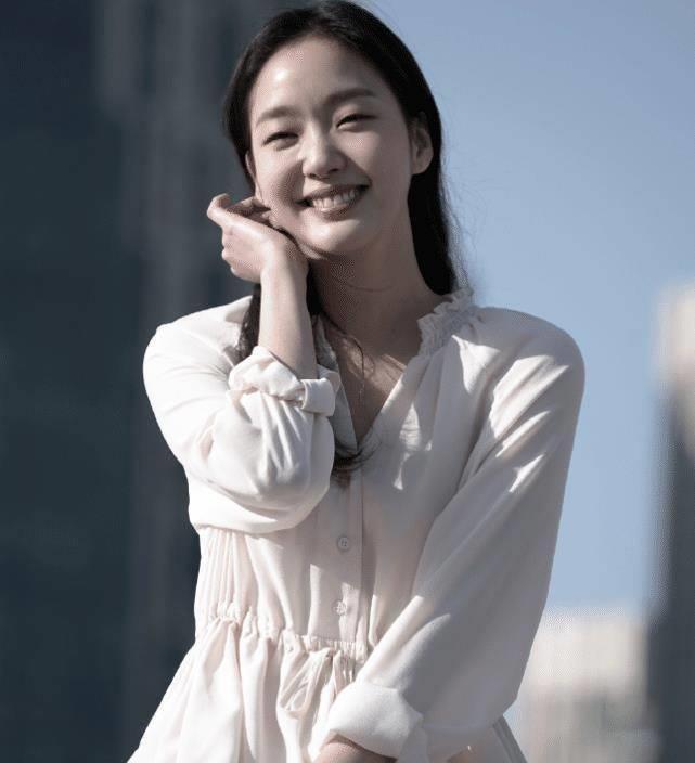 金高银晒全新美照,白裙加身立显气质,与李敏镐真"配一脸"_连衣裙_活动