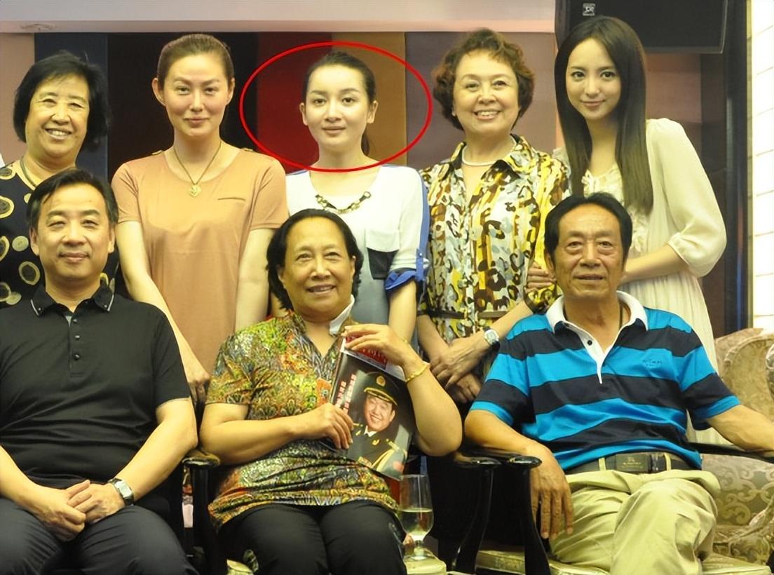 演员王奎荣:68岁娶小37岁饶芯语,71岁老来得女,近况如何?