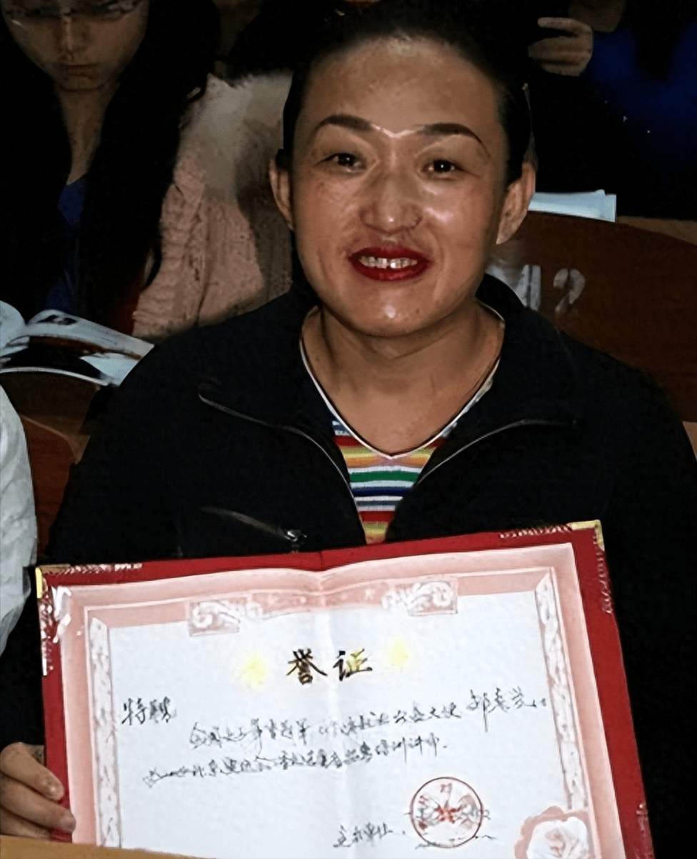 退役当搓澡工,嫁还俗和尚,开店成老板,举重冠军邹春兰现状如何