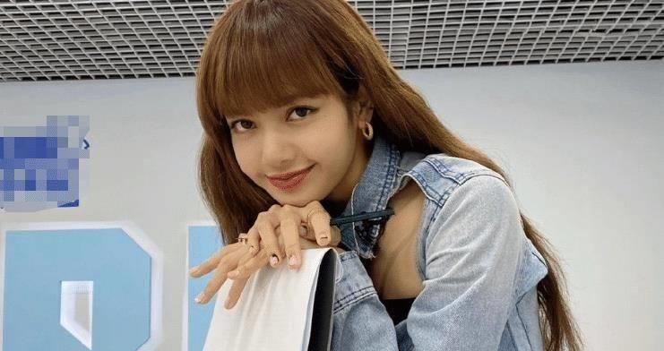 lisa生日当天,谁注意蔡徐坤干了啥?