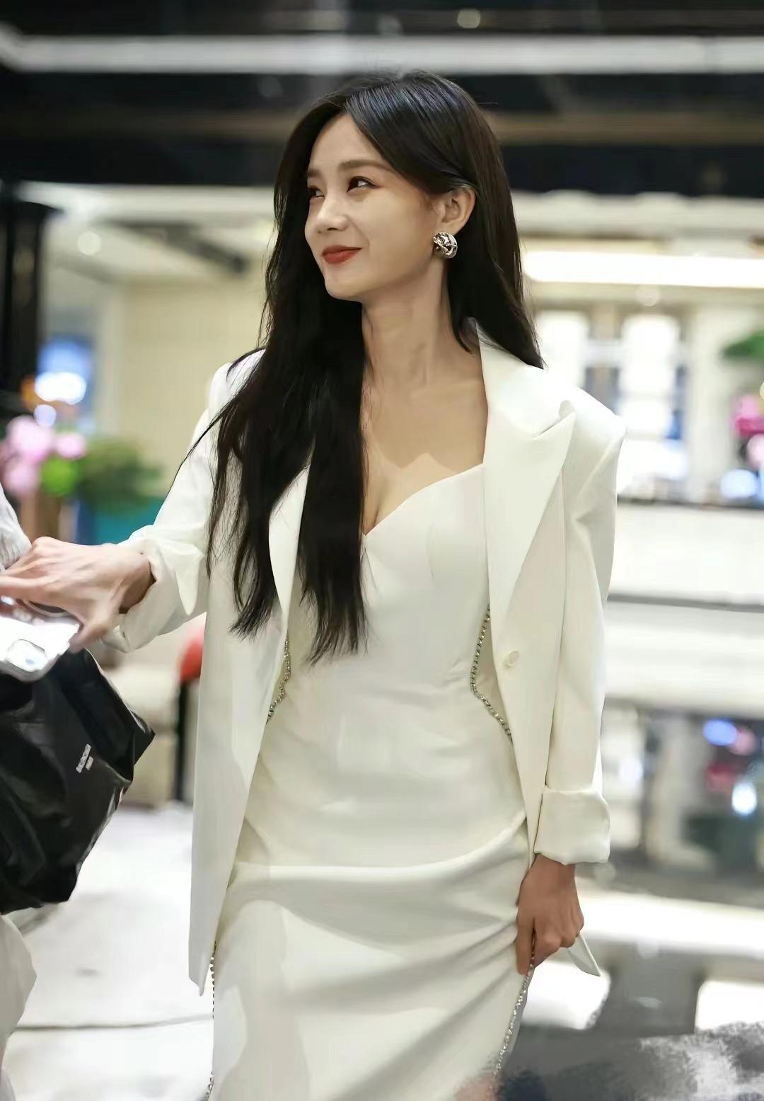 31岁李一桐活动生图,低胸白裙又美又欲,不愧"内娱天花板身材"_连衣裙