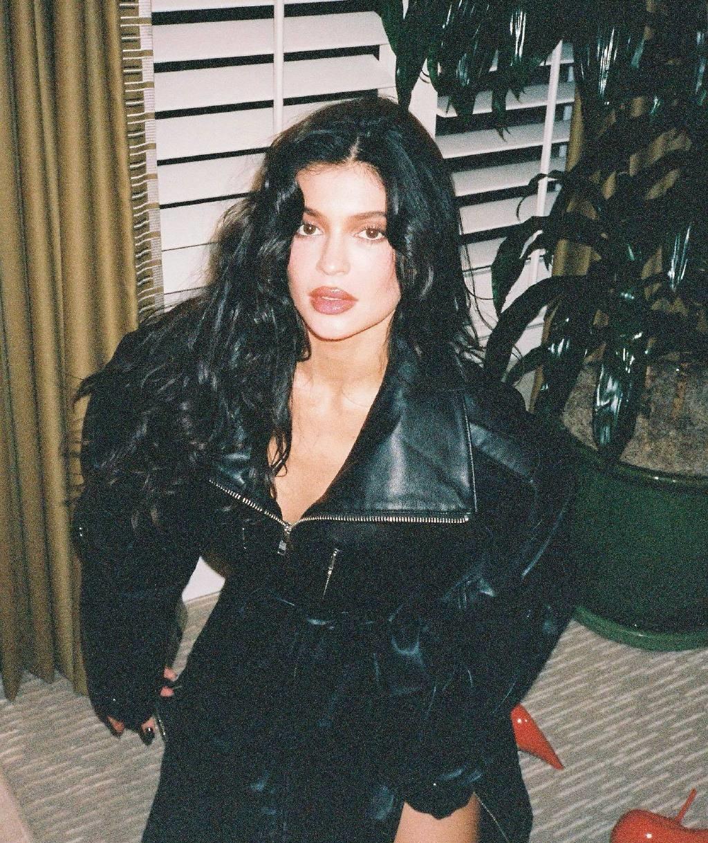 卡戴珊家族kylie jenner穿皮衣都能秀出好身材!