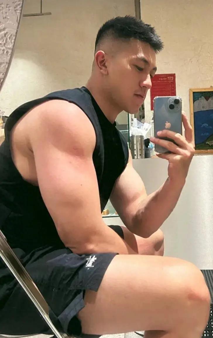 虎背熊腰的多肉健身男神,190身高超健硕身材