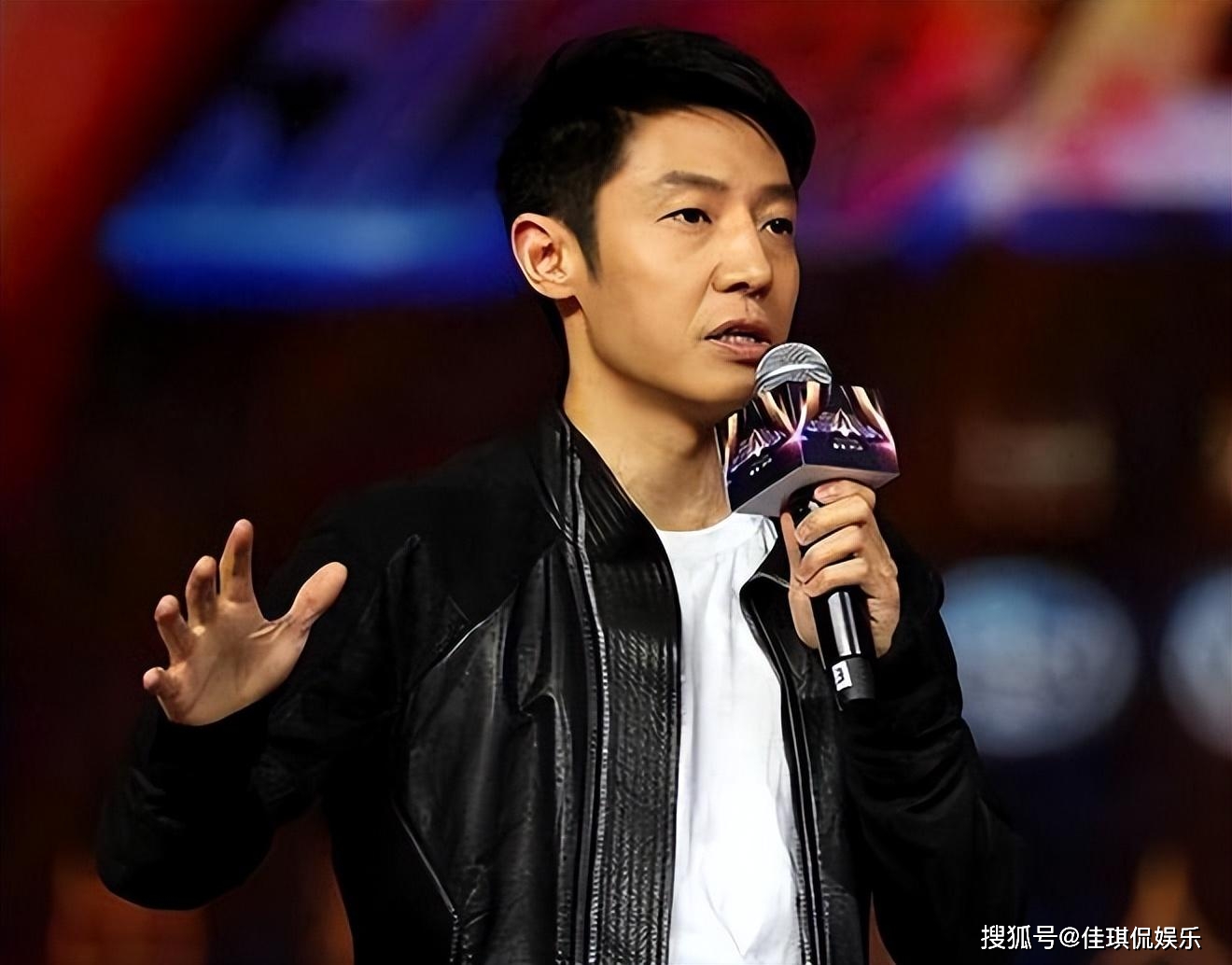 47岁撒贝宁济南趵突泉被偶遇,穿着花纹西装,网友调侃像七老八十_明星