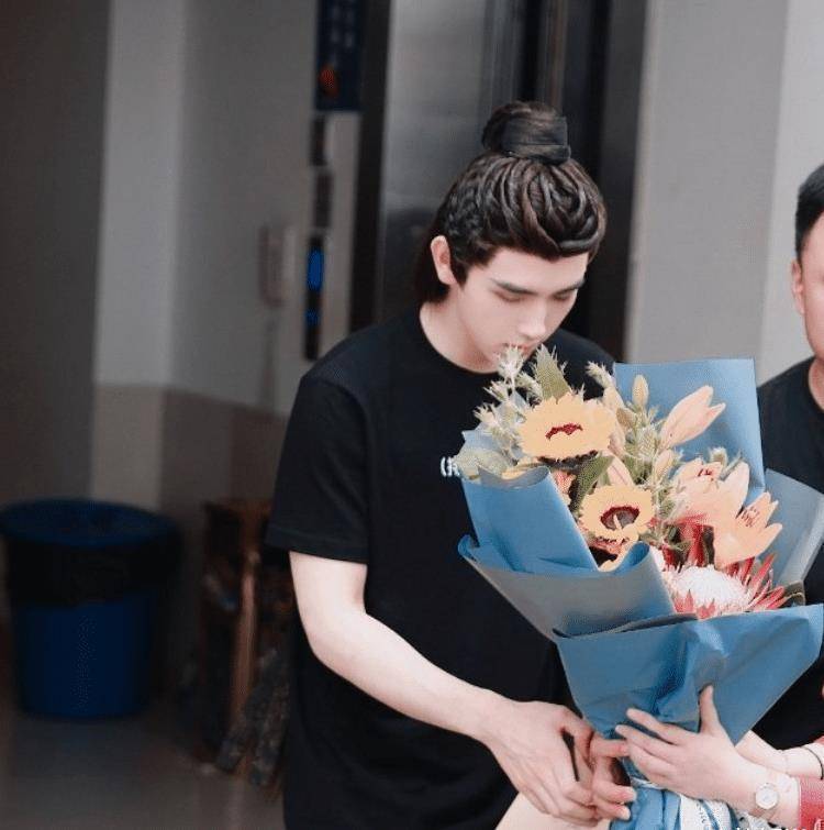 《皓衣行》杀青,罗云熙陈飞宇穿黑白t恤现身,剧组还是那么严谨_作品