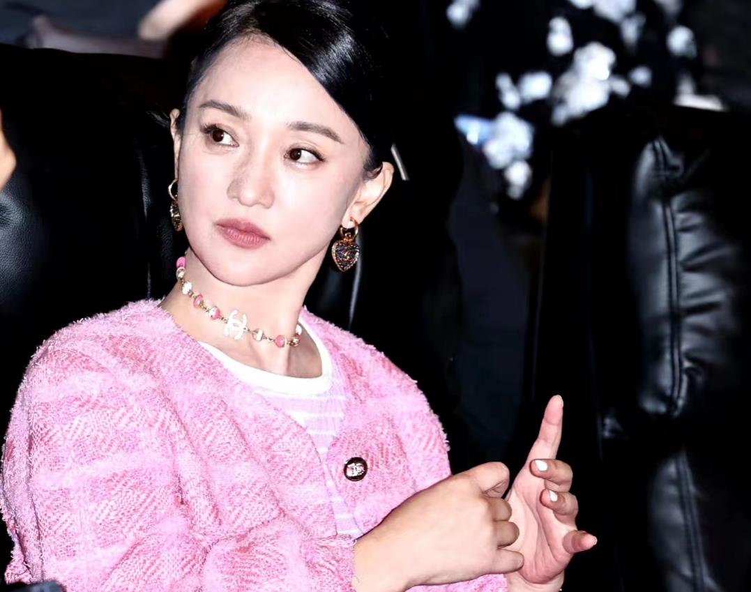 49岁周迅新亮相扮嫩好惊艳!