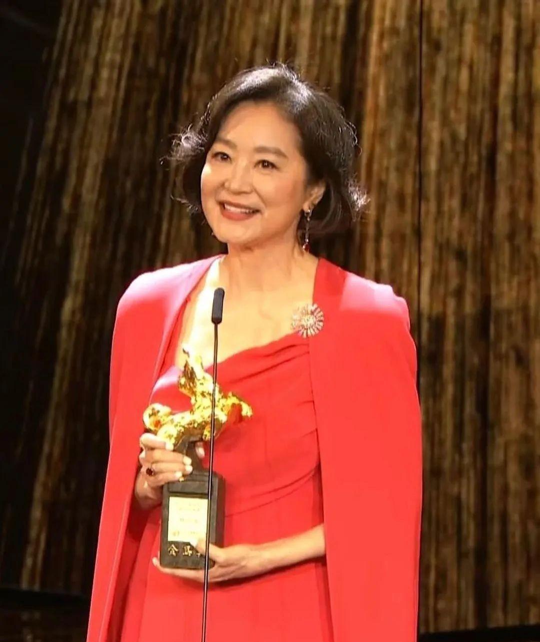 69岁的林青霞身穿大红色礼服领奖,看起来美得无与伦比!