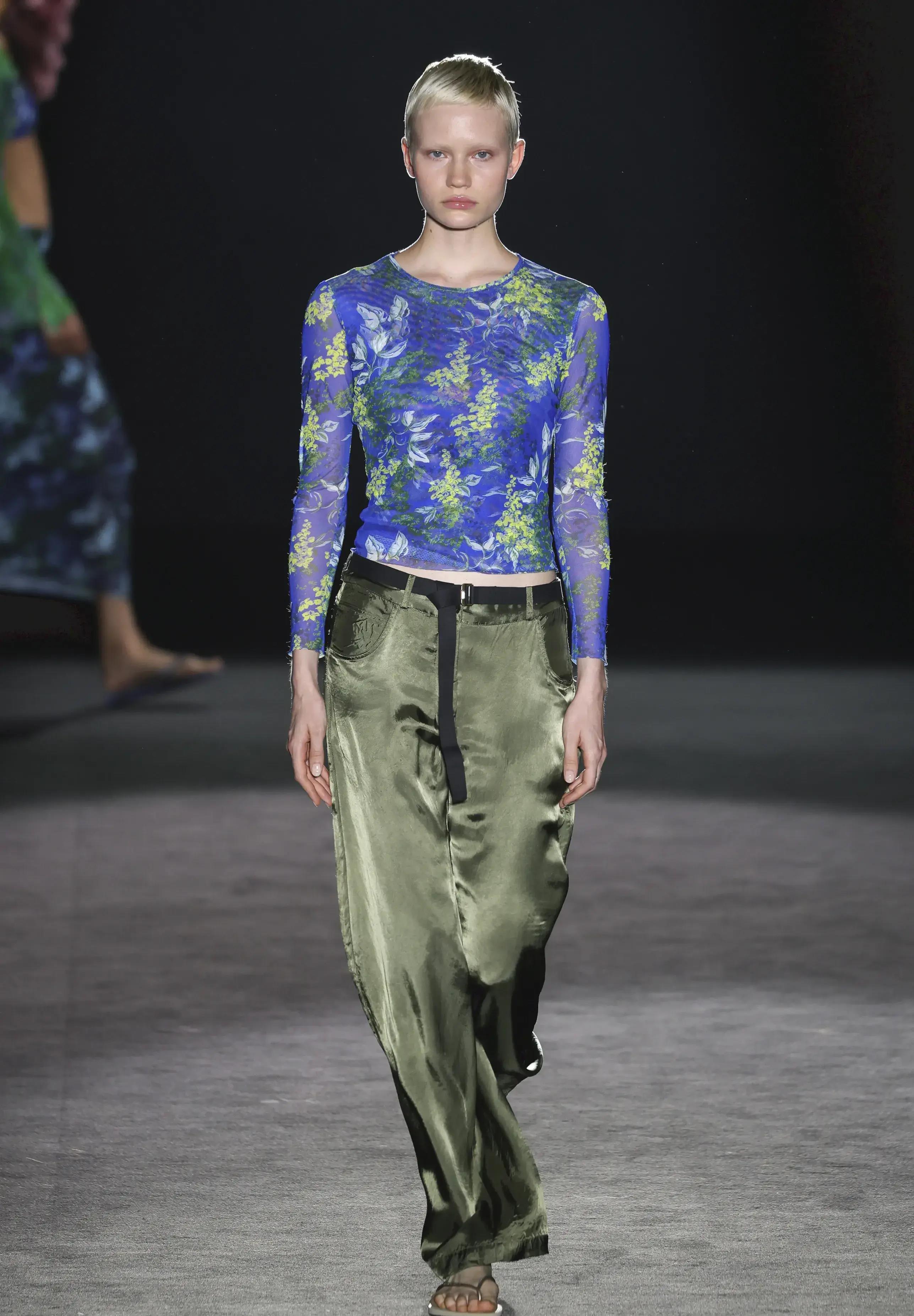 tai ss24系列的色调以灰褐色,沙色和灰色为主,同时也包含鲜艳的色彩