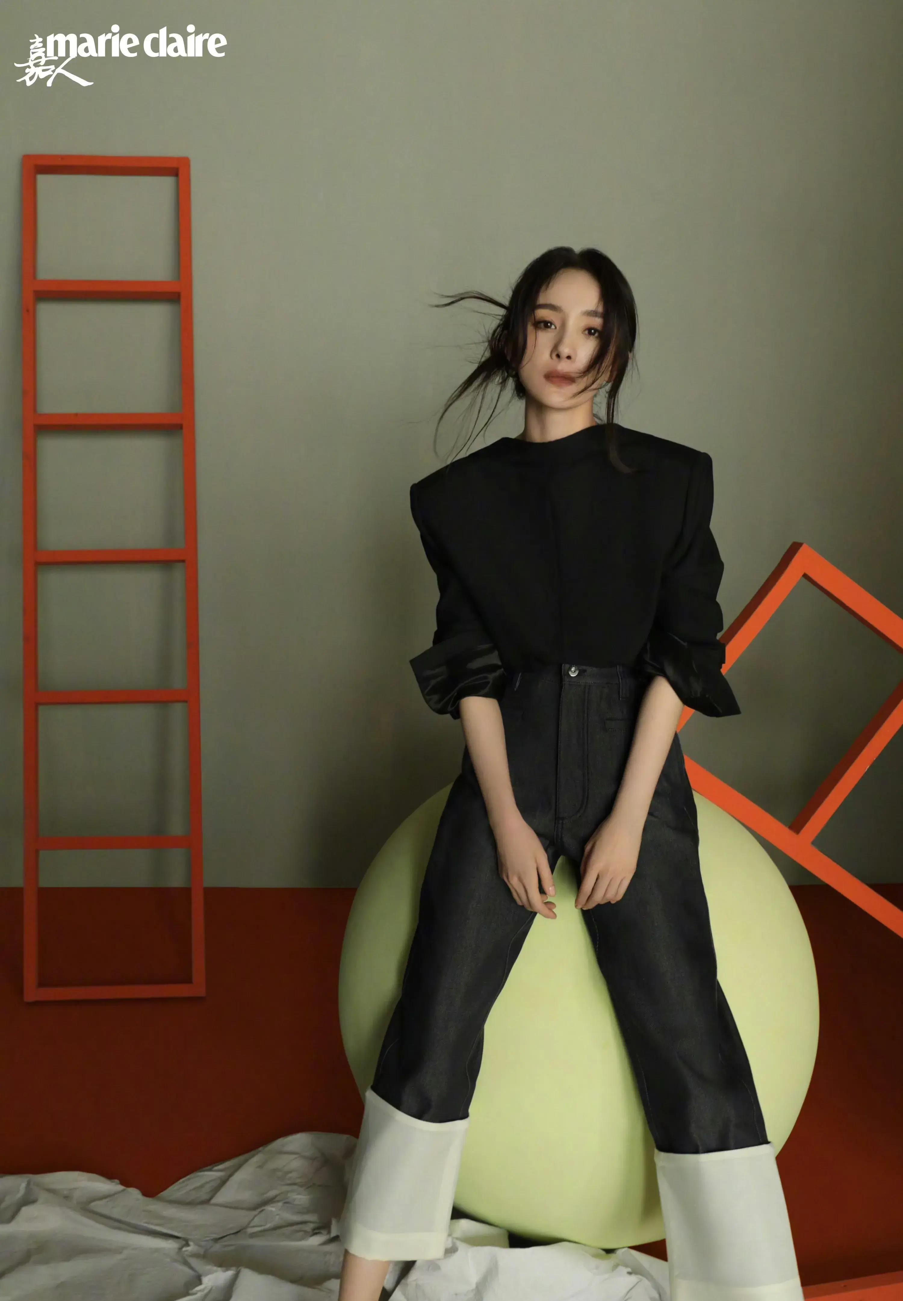 杨幂登《嘉人》11月封面,四套高定大秀香肩美腿,太高级了_黑色_时尚