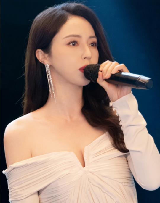 白皙温柔的人妻董璇穿着非常迷人的白色抹胸拍照_魅力_照片_过程