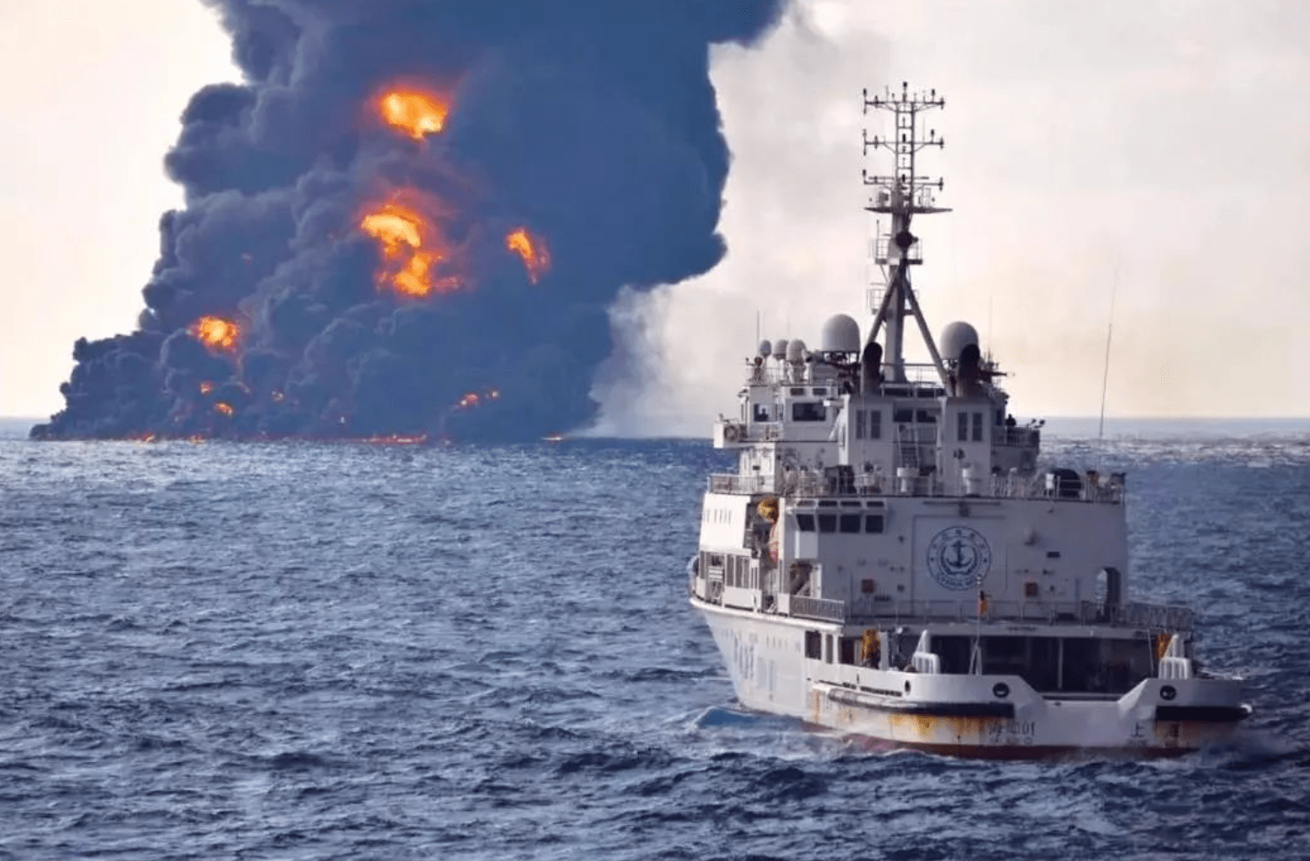 大型海船在失事的时候,为什么宁愿等到船沉没,也不能跳海求生?(图4) 大型海船在失事的时候,为什么宁愿等到船沉没,也不能跳海求生?(图4)