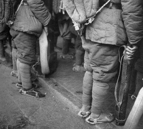 川军出川抗战珍贵照片:图4推鸡公车出川的战士,光脚