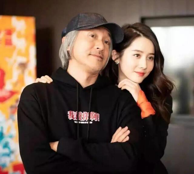 原创 她网红出身被周星驰看中，一双长腿迷倒众人，如今受到力捧 