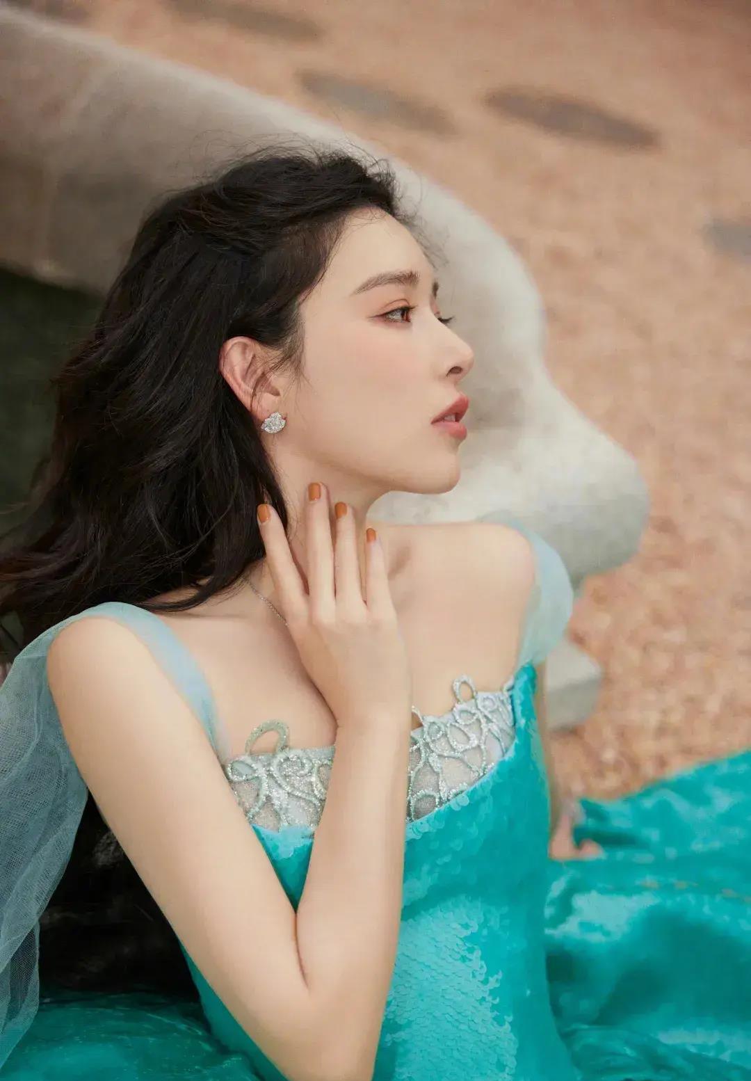 阚清子性感美图:蓝绿抹胸裙展现清新魅力,女神风范._长裙_观众_的设计