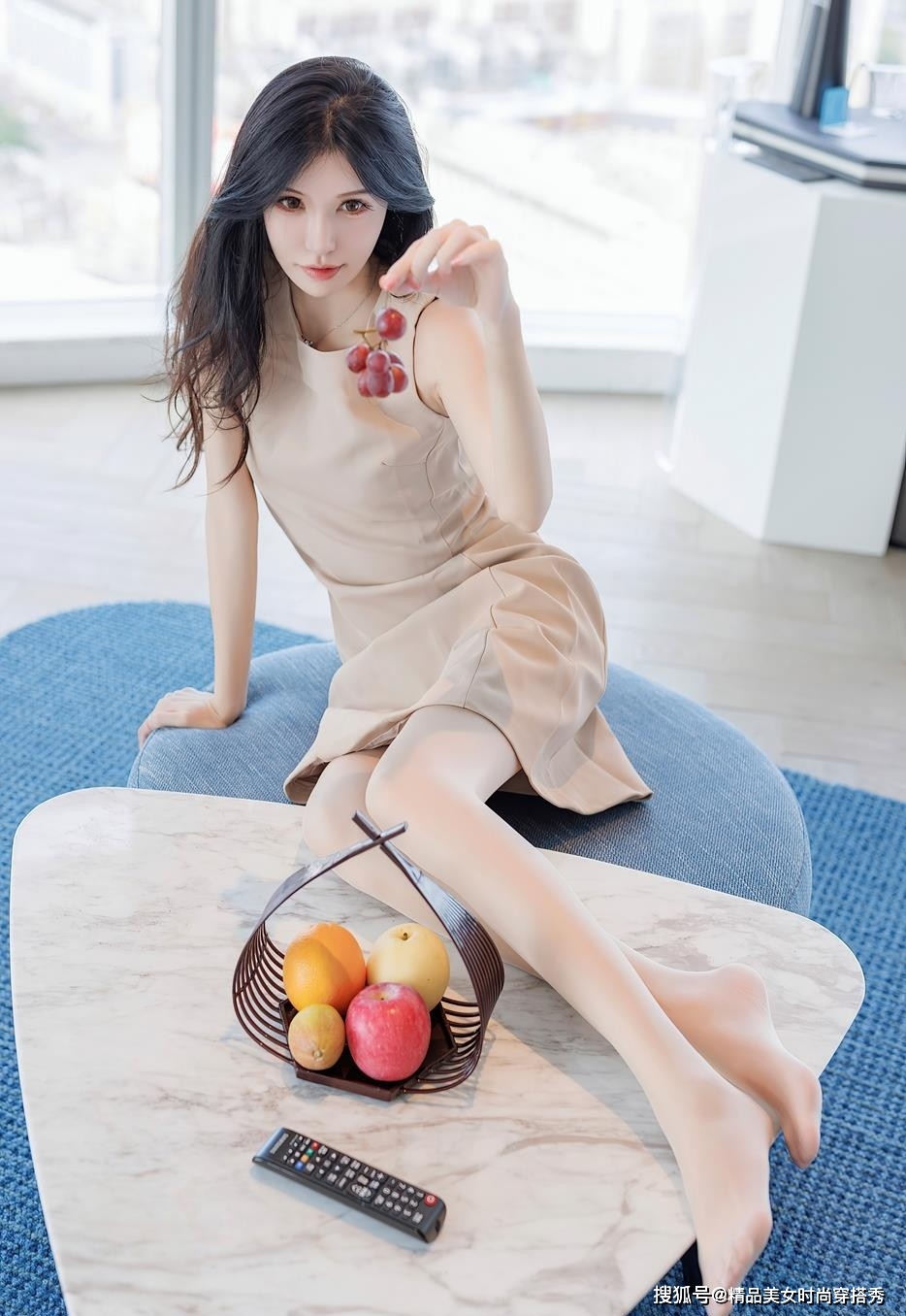 美女穿肤色连衣裙下穿原色丝袜高跟鞋展现出女性的性感和优美曲线