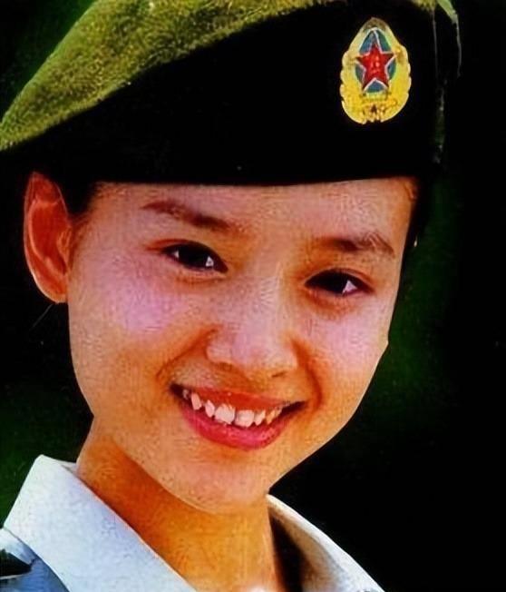 军艺毕业后,她成为了歌舞团的一名正式舞蹈演员.