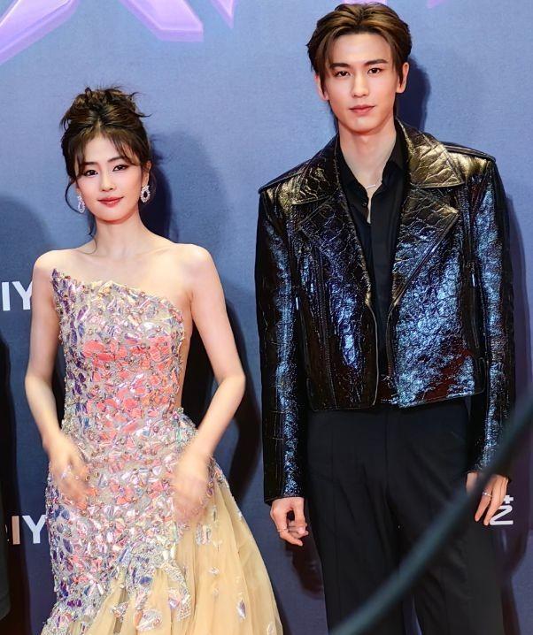 白鹿张凌赫同框无交流,魏大勋领奖镜头切秦岚_杨幂_宋轶_刘诗诗