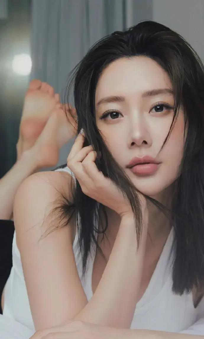 "亚洲第一美女"李成敏名不虚传,镂空半身裙秀曲线让人惊叹_克拉拉