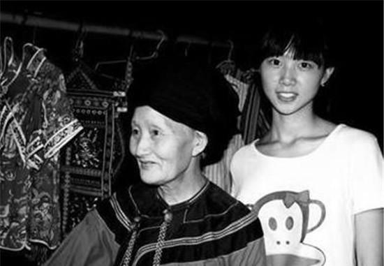 她98岁,16岁被悍匪明媒正娶,31岁守寡,美貌照片惊