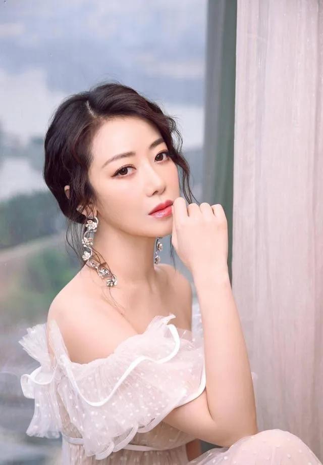 陈紫函佩戴价值3亿的翡翠,嫁比自己小6岁戴向宇,女神范十足_时尚_女性