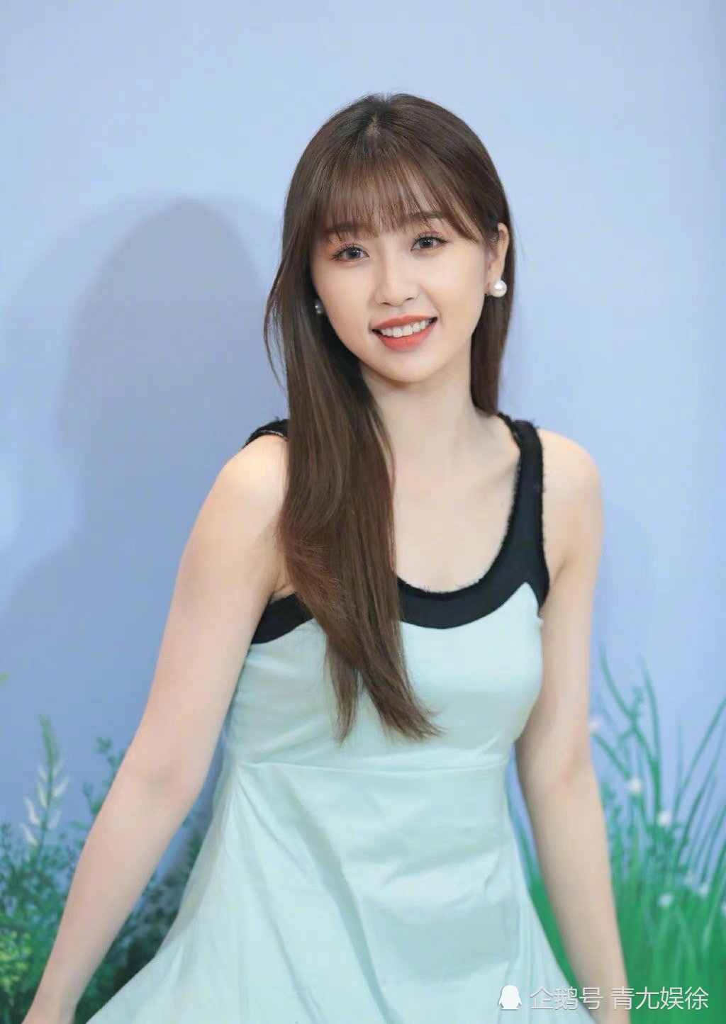 虞书欣淡绿色连衣裙出席活动 现场生图被嘲?