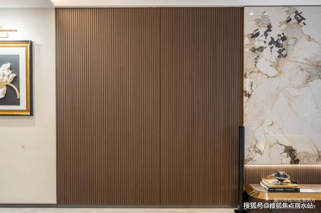 背景墙)细节部分也做的很好,如一体化吊顶设计(含轨道灯),隐形格栅门