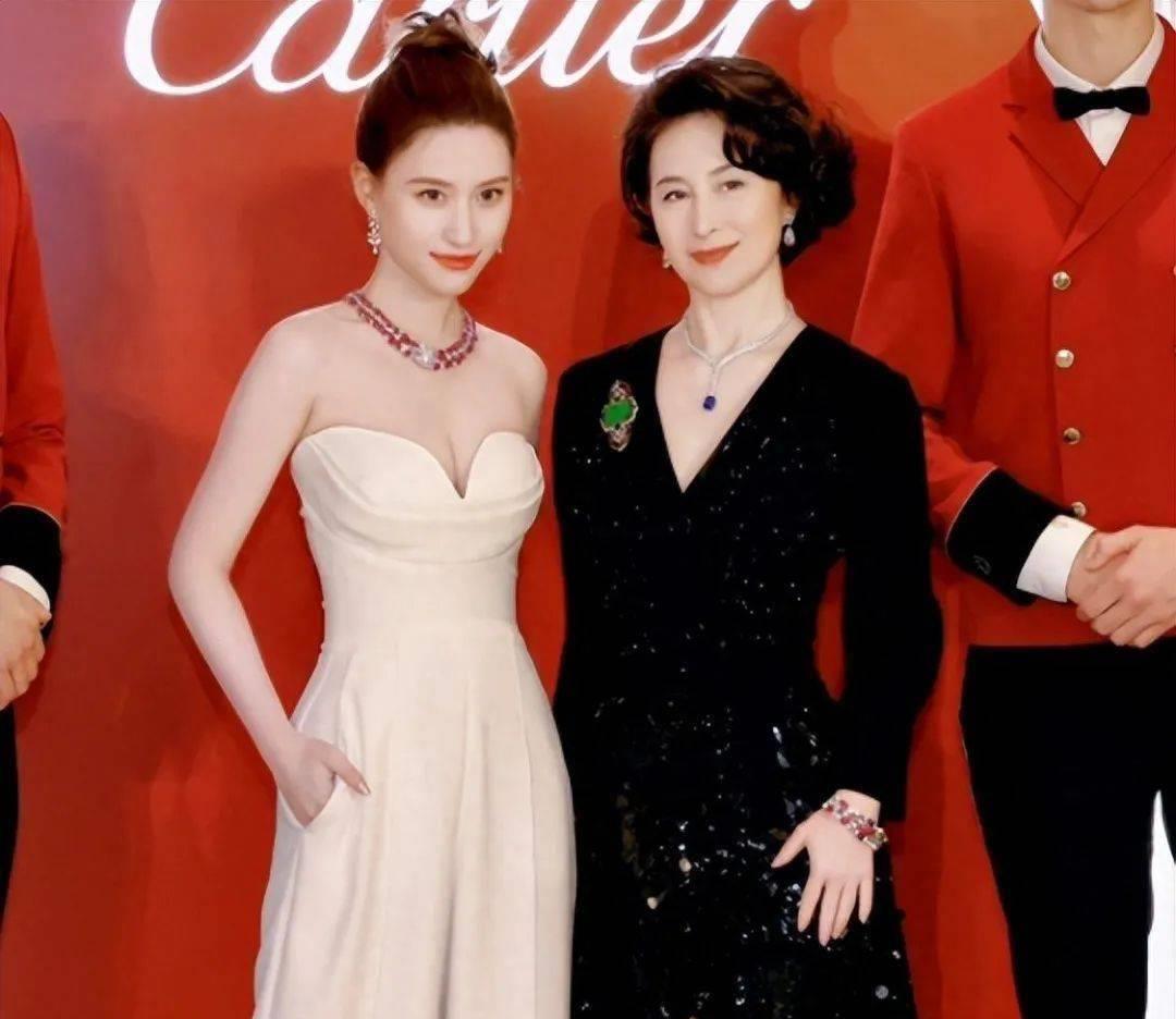 有人说:"他爸爸矮,他妈妈矮".赌博皇室的孩子通常追随母亲的身高.