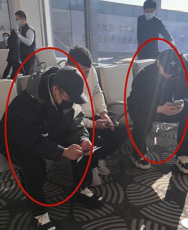 德云社张九龄现身机场,却被自家粉丝调侃,知名相声演员耍大牌_九龙
