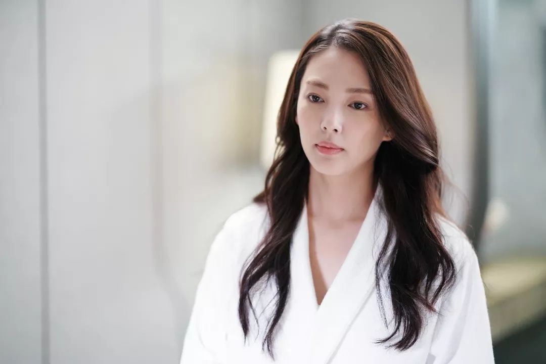 张雨绮素装参加电影开机,路照面容尽显沧桑,长得其实很普通_仪式_形象