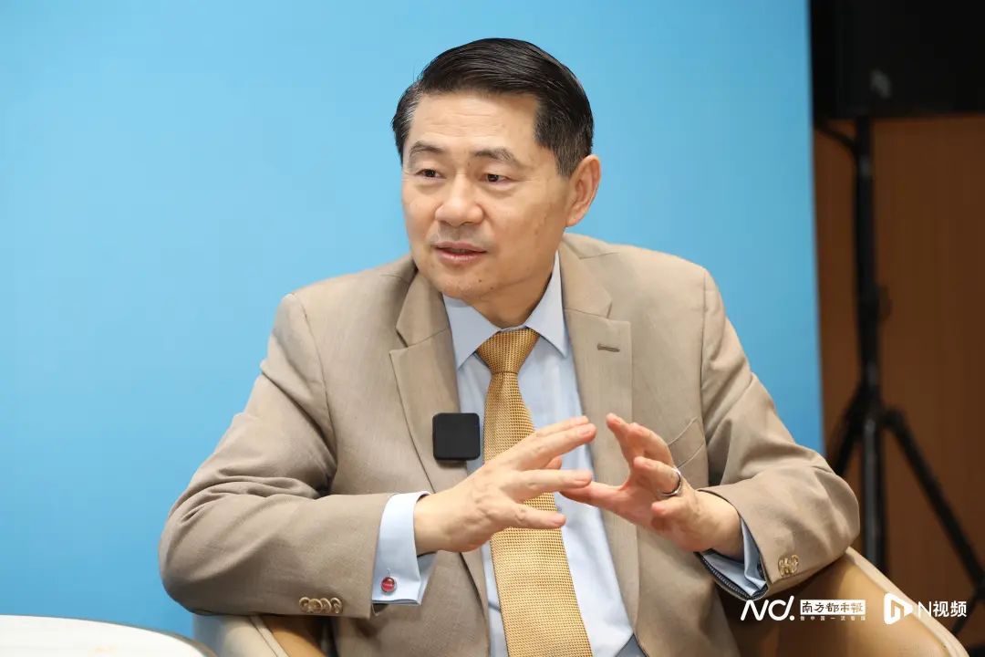 12月2日,全球化智库理事长,国务院原参事王辉耀在会议现场接受南都