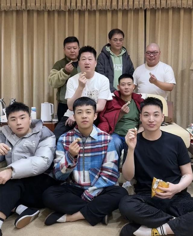 德云社张九龄现身机场,却被自家粉丝调侃,知名相声演员耍大牌_九龙