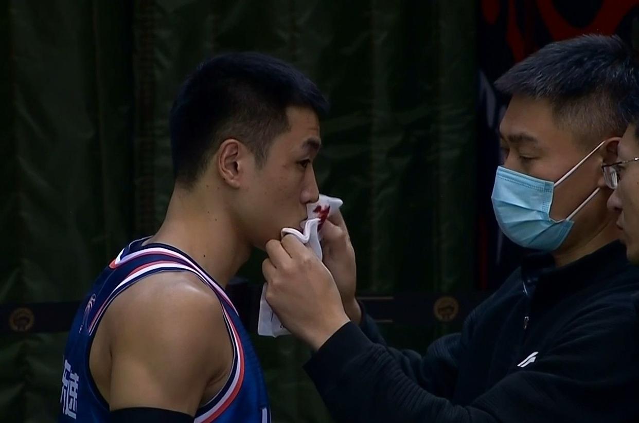 张镇麟,弗格下手狠,高诗岩带伤作战,三分球5中3手感回归_比赛_辽篮