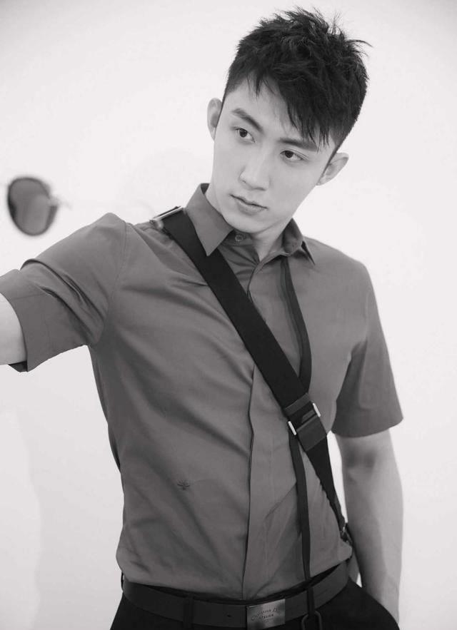 黄景瑜:16岁退学闯社会,初中学历,半路出道,如何翻身成顶流?