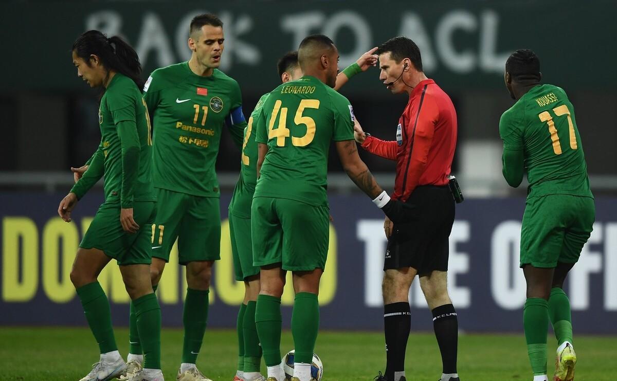 浙江队这边莱昂纳多,弗兰克,埃弗拉以及卢卡斯4名外援首发,按照规则