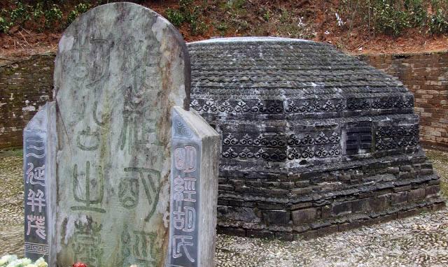 苗君儒从八卦坟的葬法和式样,用考古学的常理,破解