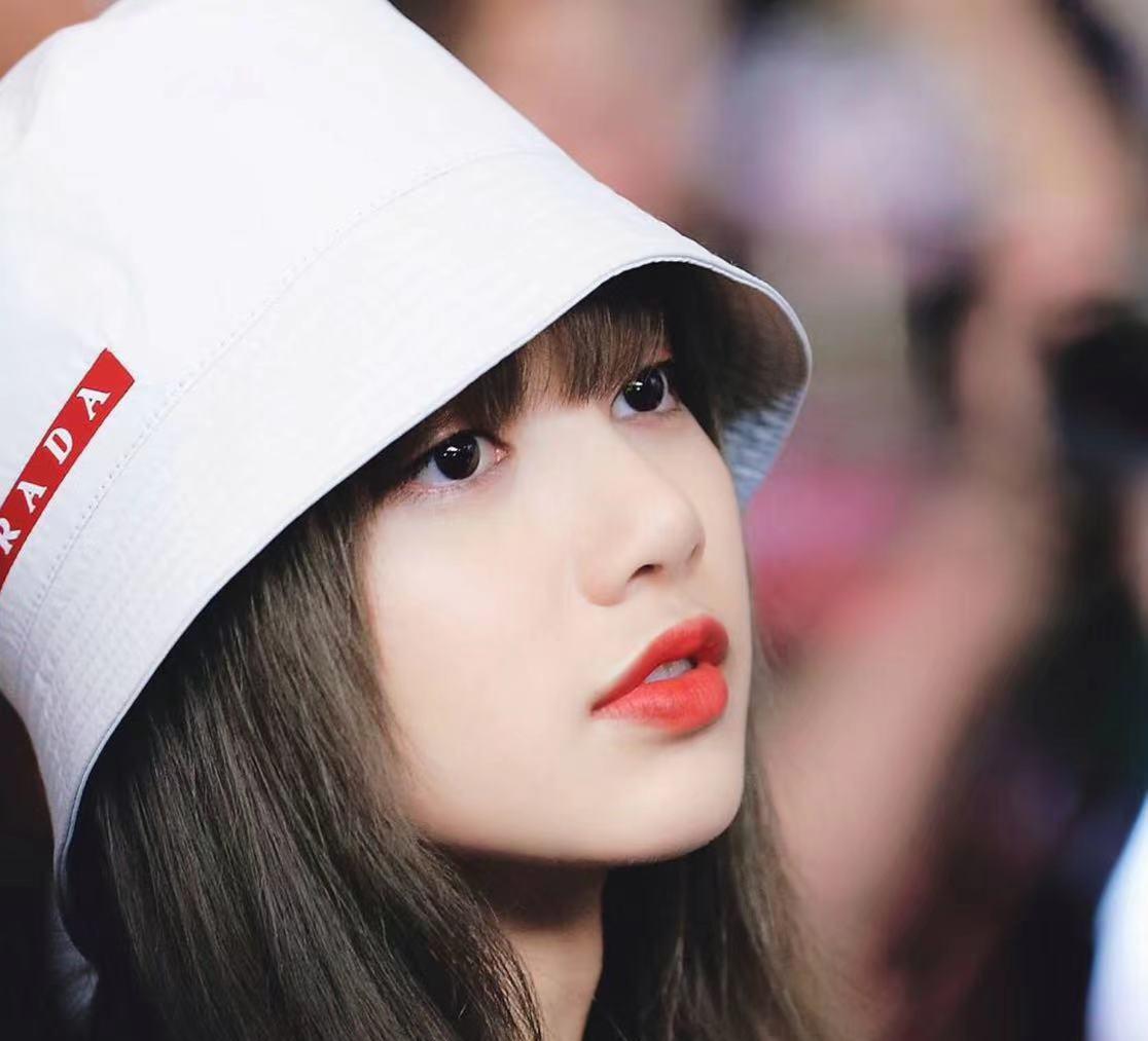 lisa发布了第二波疯马秀私照,涂红唇穿镂空比基尼卖武术服引发争议