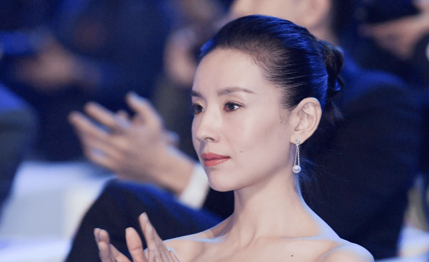 "激吻门"11年后,董洁被爆恋上小鲜肉,43岁的她脸都不要了.