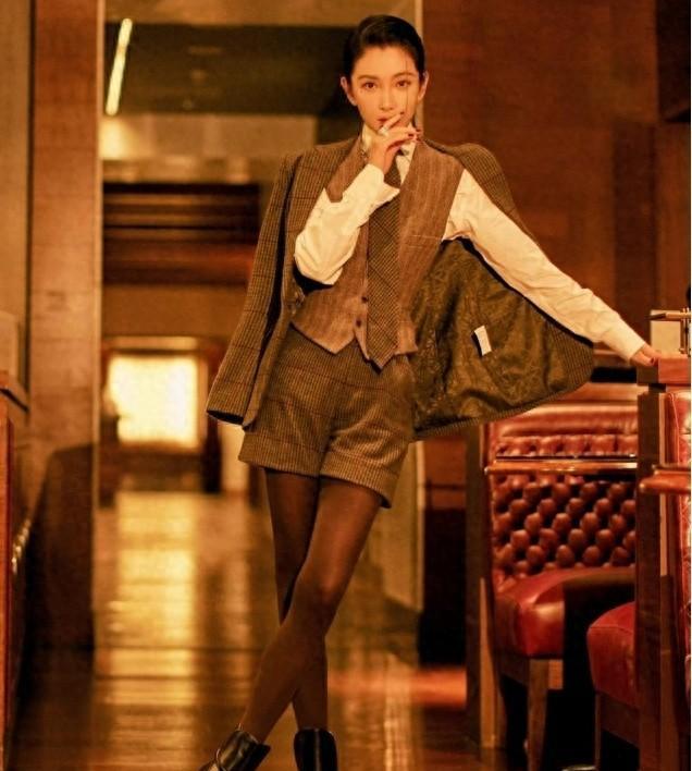 灰色丝袜搭配修身西服,李冰冰秒变职场女神,网友:太美了!