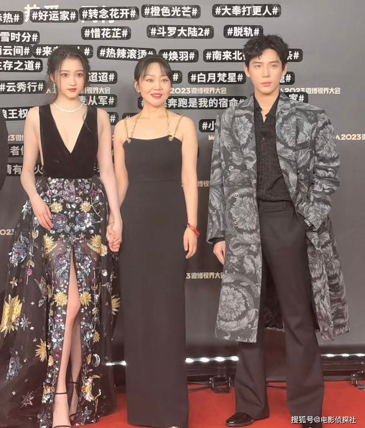 视界大会红毯:刘诗诗气质出众,关晓彤膀大腰圆,张天爱假臀抢镜_礼服