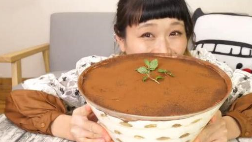 美女大胃王吃10斤“巧克力”，一勺下去就露馅，网友：又穿帮了(图1)
