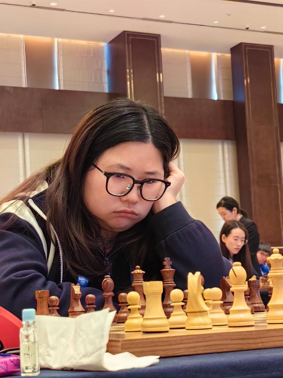 胡聿女子台次的较量中,山外队张潇面对世界棋后居文君,可谓压力满满
