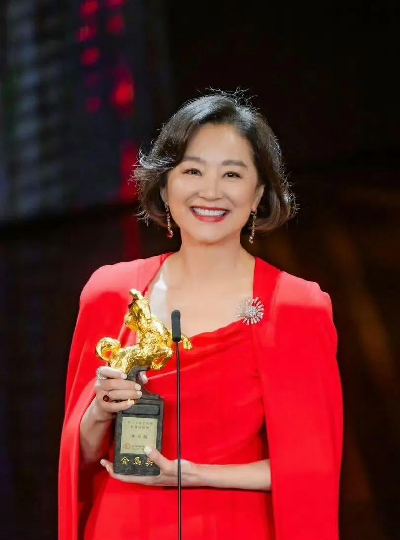 被自然老去的林青霞惊艳了:69岁容貌大改,穿衣简单精致很优雅_气质