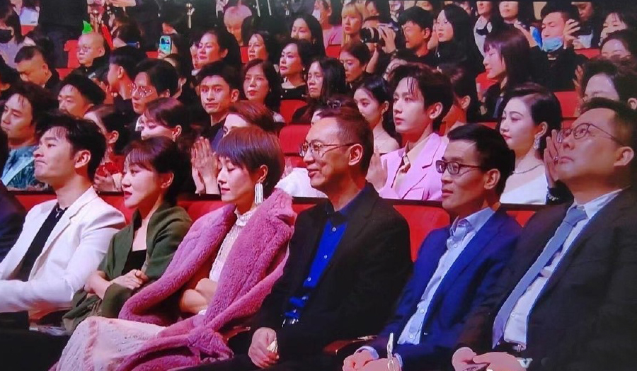 闫妮,梅婷,郭涛等实力派演员,第二排正中坐的是景刘诗诗,张小斐,王凯